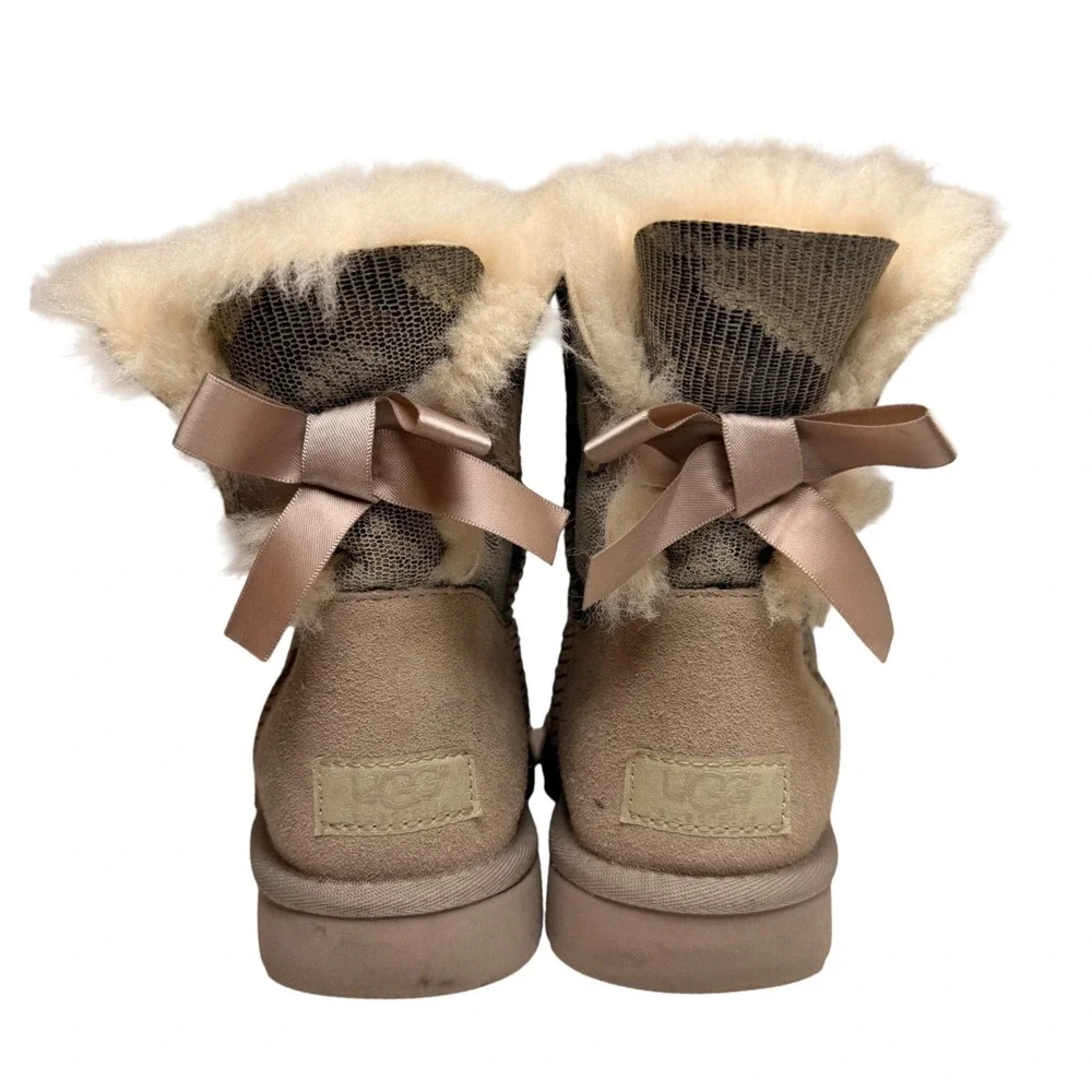 UGG Bailey Bow II Lizard Print Sheepskin Boots Sz 7 EU38 Beige 1005534